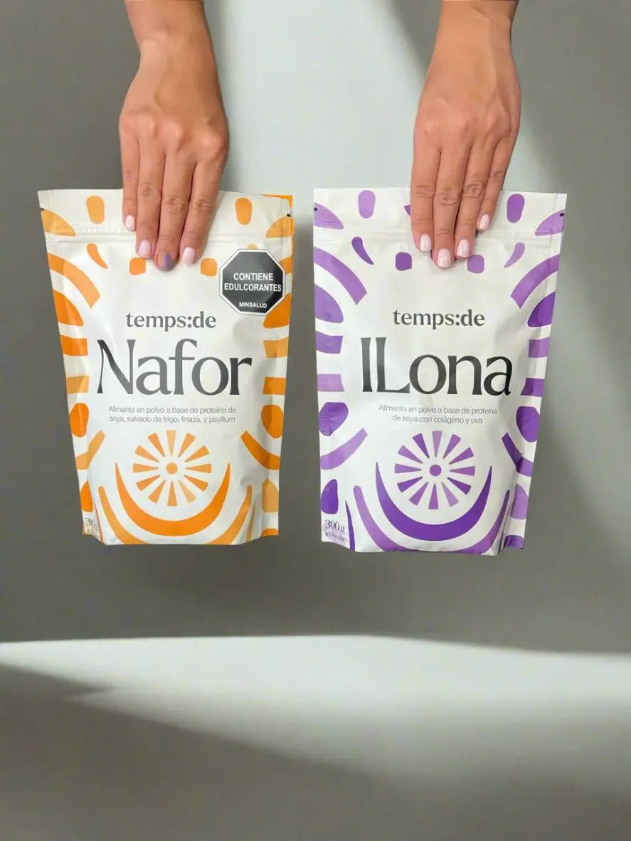 Empaques de Ilona y Nafor sostenidos con las manos